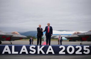 “Caos in Alaska: Trump accoglie Putin con tappeto rosso, i giornalisti lo assediano su crimini di guerra”